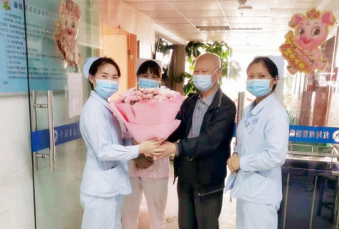 5•12国际护士节：患者家属真诚 为红河州三医院白衣天使送上鲜花