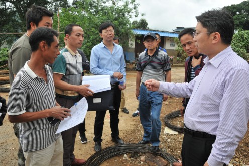 红河州第三人民医院领导赴草果村“走亲戚”心系村民健康扶贫