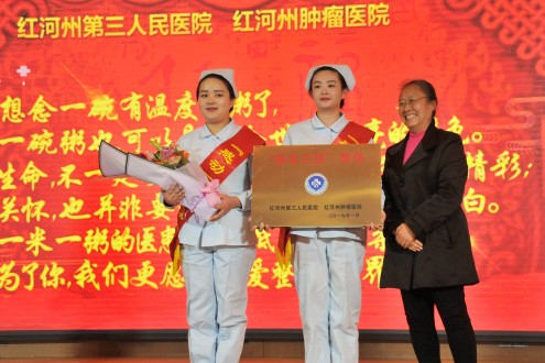 感动中国和影响世界人物为医务人员颁奖：鼓励岗位建功造福人民