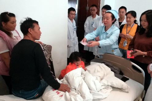 父亲借钱救女 医护无私解囊 五岁农家女童纵隔巨大肿物成功摘除