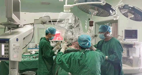 三患者在红河州肿瘤医院颅脑手术 其中一个脑袋里拿出的虫子活着