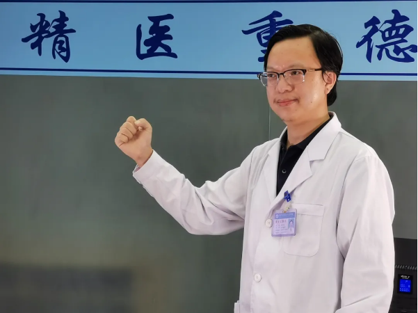 “空中白衣战士”邓泽海：践行“抗疫精神”，我们都在行动！