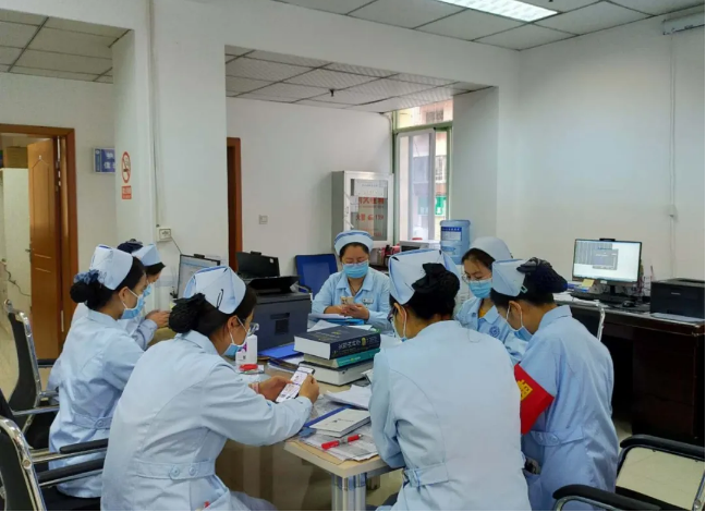 红河州第三人民医院干部职工收听收看纪念抗美援朝70周年大会实况