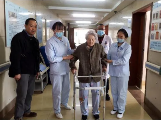 一位九旬高龄老妪在红河州 第三人民医院成功置换人工股骨头