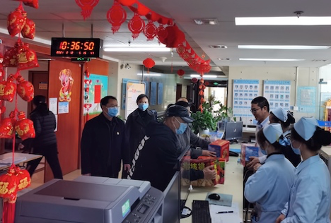 为健康平安保驾：医护人员春节坚守岗位 医院领导深入一线拜年