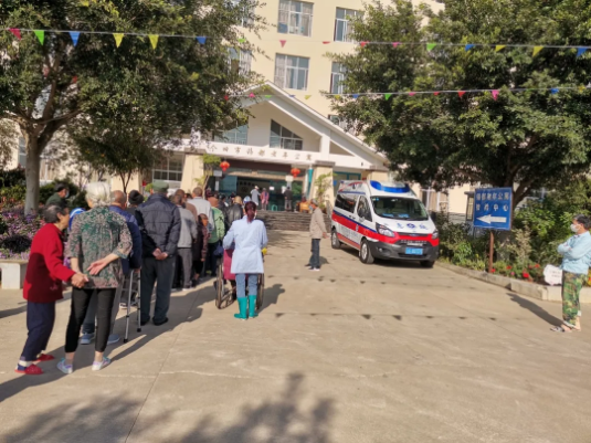 红河州第三人民医院服务上门 为个旧福利院应检尽检人员采集核酸