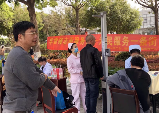 红河州第三人民医院送健康到工厂 这天我们共同的名字叫“雷锋”