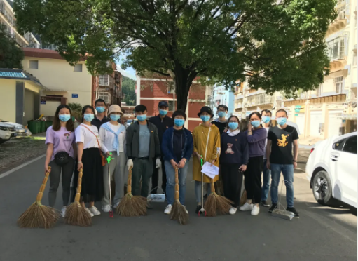 双报到双服务双报告落地开花： 红河州三医院党员进社区志愿服务