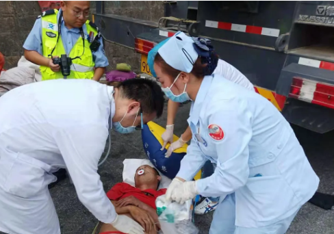 交警消防医生联动：两名伤者及时送达红河州第三人民医院成功救治