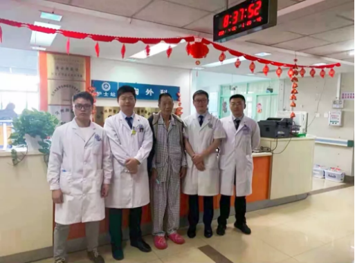 74岁杨大爷肺癌：红河州肿瘤医院成功实施高难度双袖式肺叶切除术