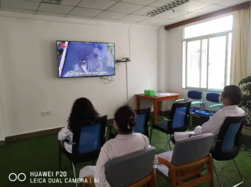 红河州三医院全院党员干部和职工观看系列专题片《杞麓湖的呐喊》