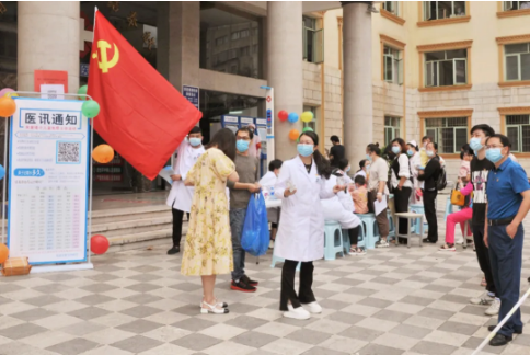 红河州第三人民医院开展迎“六一”关注儿童“矮小症 性早熟”义诊