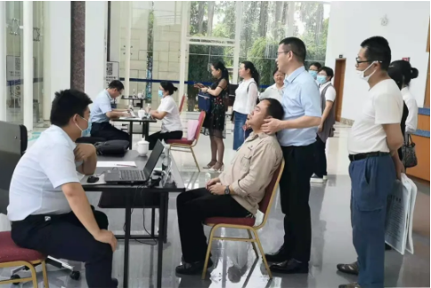 红河州肿瘤医院专家赴南方电网红河供电局“送健康”