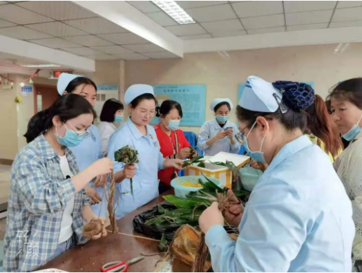 红河州第三人民医院包粽子比赛 浓情“粽”意融入医患和谐