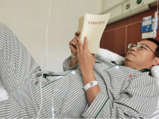 那个穿病号服的肠癌术后医生起身参与抢救病人 他的名字叫共产党员