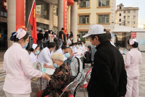 红河州第三人民医院举行“世界精神卫生日”义诊活动