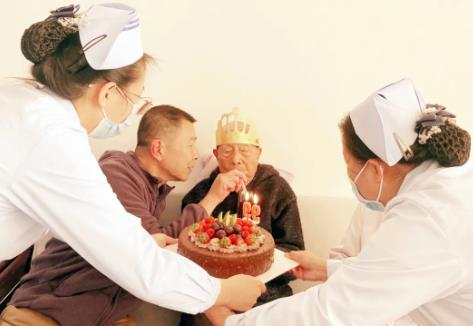 红河州第三人民医院为99岁“红军师”老战士举办“白寿”生日会