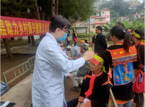 义诊服务进乡村 民族团结一家亲