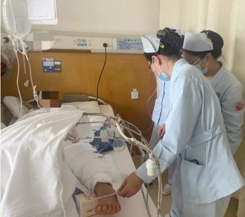 与死神赛跑 红河州第三人民医院创伤中心成功救治一名机车挤压患者