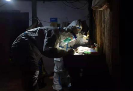 【强边固防】强边固防突击队员连夜出击 消除一个高风险快递密切接触的疫情隐患