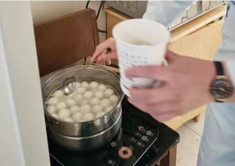 红河州第三人民医院产科送上暖心汤圆：宝爸宝妈心里热腾腾的