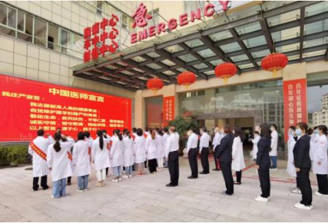 女儿替母谢医护 只因待患如至亲 94岁老人在红河州第三医院转危为安