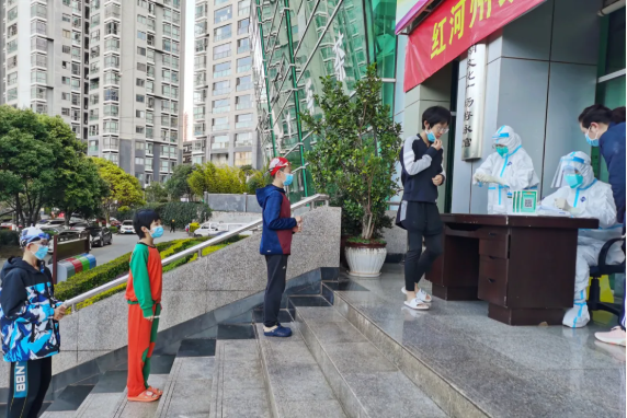 红河州第三人民医院上门为游泳运动员采核酸，团体检测不用排队！