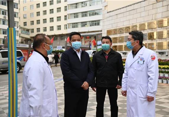 红河州政法委书记董万春一行到我院看望慰问专家人才代表