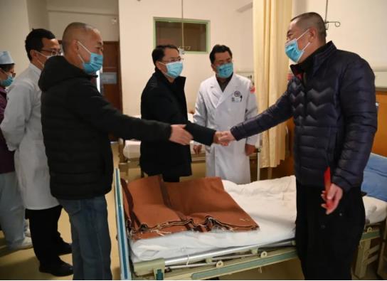 送祝福 暖人心：红河州第三人民医院领导看望慰问住院病休职工