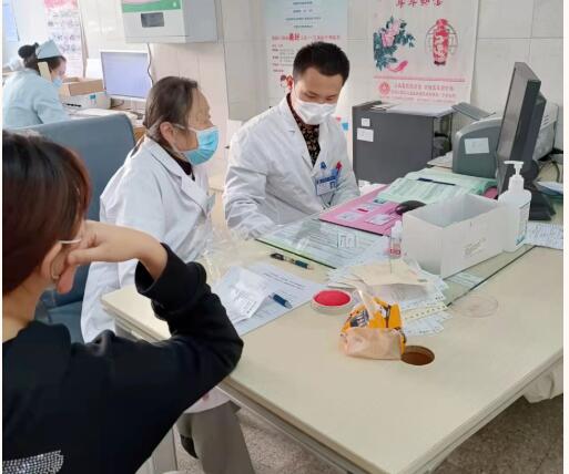 医者仁心见微处 “二周”躬行树楷模