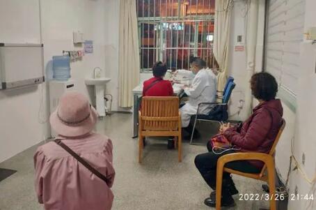 宁愿饿肚子也不能辜负患者等候 这位云南省优秀中医连续接诊17小时