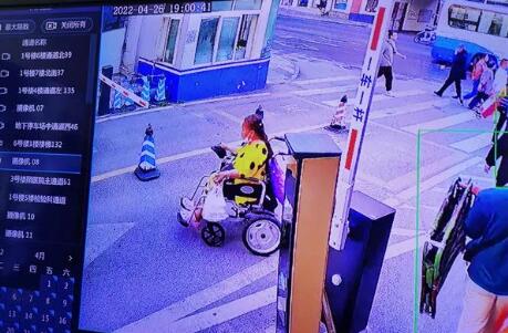 大妈假扮残疾人栩栩如生 红河州第三人民医院正告：勿把防疫当儿戏