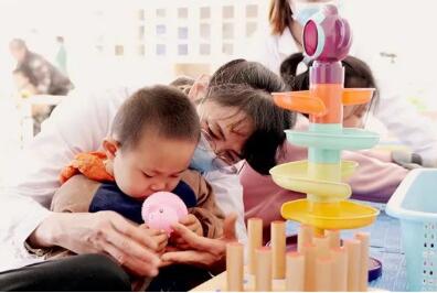 “张妈妈”从医36年“慈”心不改：为残疾孩子们点亮康复之光