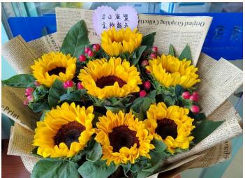 鲜花无语却饱含祝福：祝患者的孩子高考金榜题名祝患者早日康复