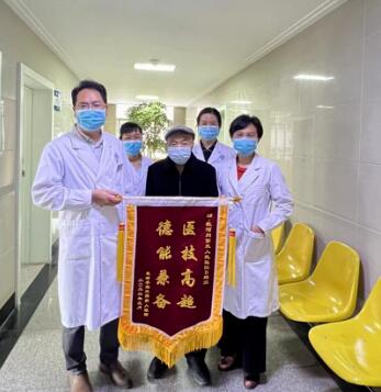 红河州第三人民医院超声医生慧眼识肠癌 患者家属送锦旗表感谢