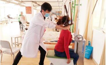 脊柱一梳理 心跳就正常 她把这个帅气医生喻为中医康复的“魔术师”