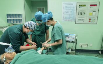 87岁肠梗阻患者康复出院 家属和医生一个温暖拥抱留下美好记忆