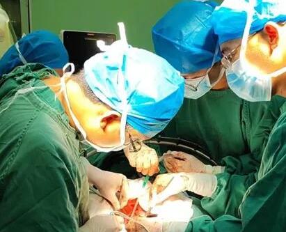 红河州第三人民医院成功开展巨块型肝癌扩大右半肝切除手术