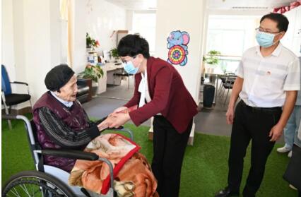 红河州第三人民医院102岁杨凤英老人开心了：汪霞市长看我来了！