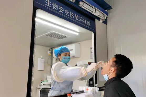 红河州第三人民医院新设核酸采样工作站 太有科技感啦