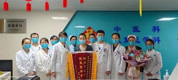 借阁下之手 恢复我脚步：小伙子在红河州第三人民医院重新站立行走