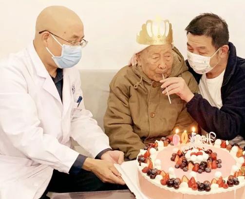 红河州第三人民医院100岁“红军师”老战士生日：幸福见证祖国强盛
