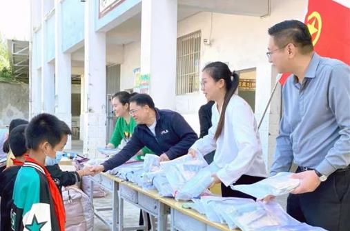 助力乡村振兴：红河州第三人民医院又到洛恩乡“走亲戚” 为孩子们捐赠文具和衣物