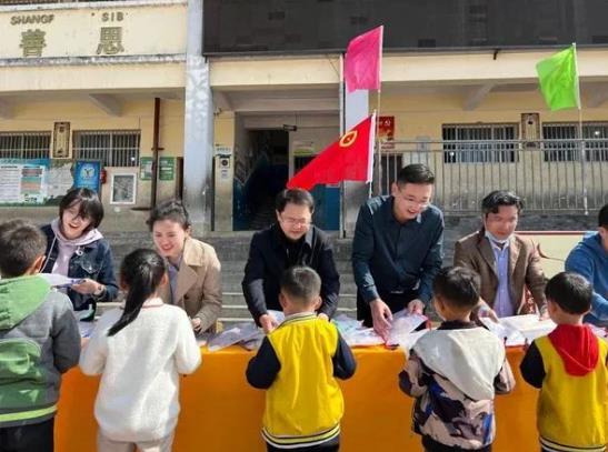 担当卫健：红河州第三人民医院爱心助力乡村振兴 赴白云乡做好事办实事