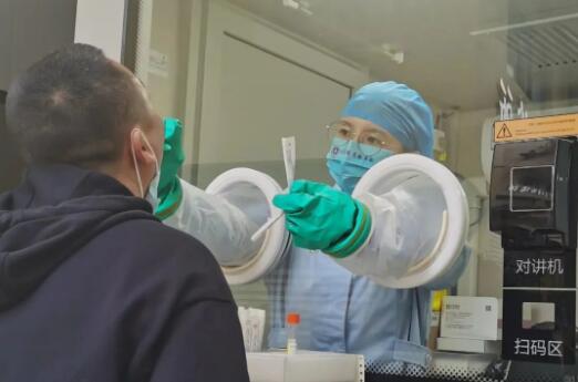 外面不查核酸为什么医院还要查？患儿妈妈阳了以后用沉默给出答案