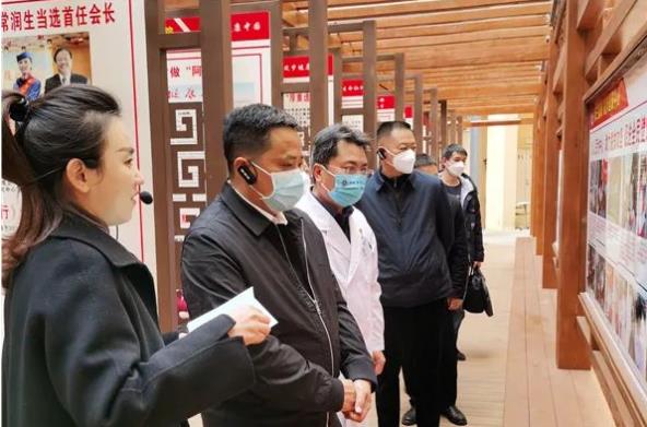 董万春一行到红河州第三人民医院看望慰问州管专家杨连升与后群