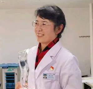 云南广播电视台赴红河州第三人民医院为“云南好人”张梅现场颁奖