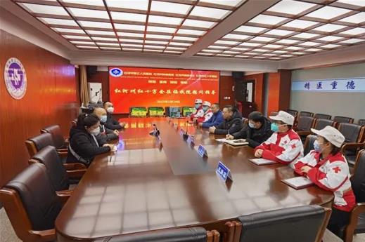 红河州红十字会看望慰问红河州第三人民医院援沪队员