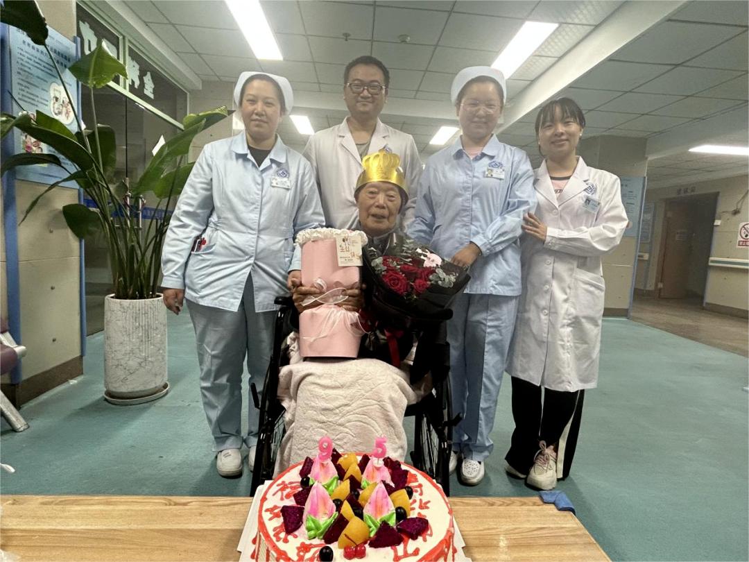 【活力卫健】医护人员为罗大爷庆祝95岁生日 老人家高兴得像个孩子