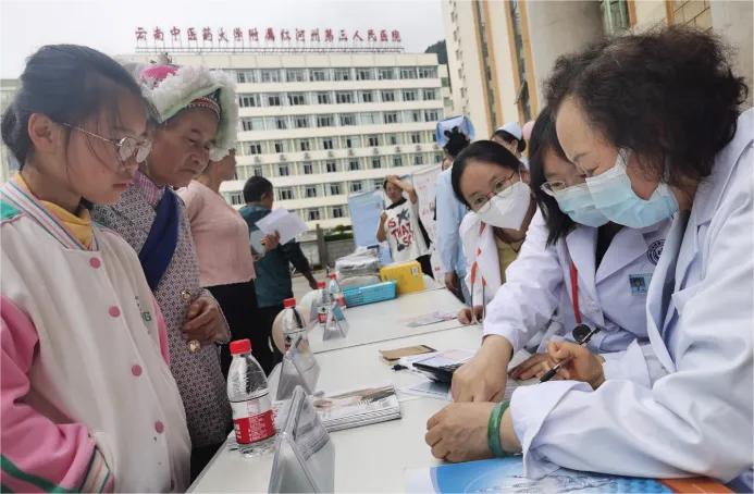 活力卫建：省级儿科专家鲁萍欣然参加红河州第三人民医院六一义诊